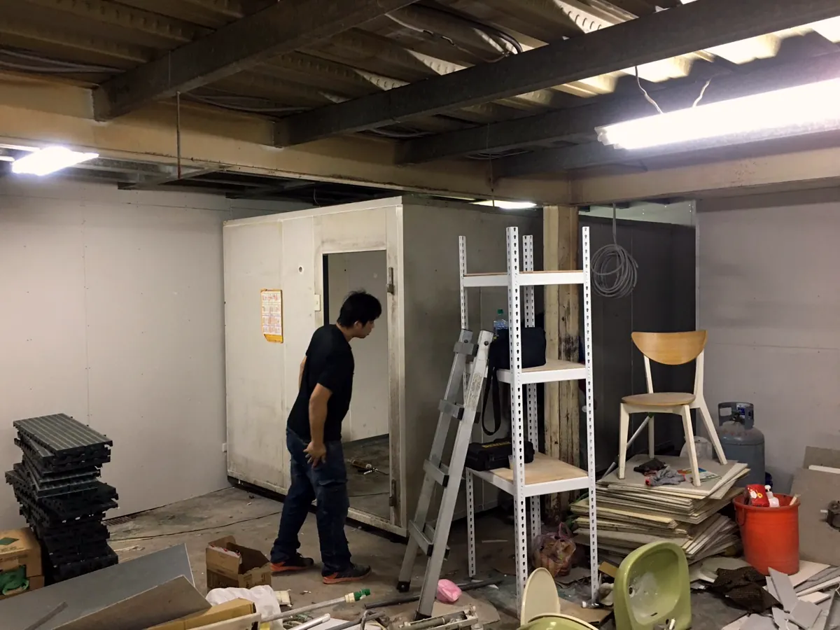 早期自行搭建貨架與冷藏設備