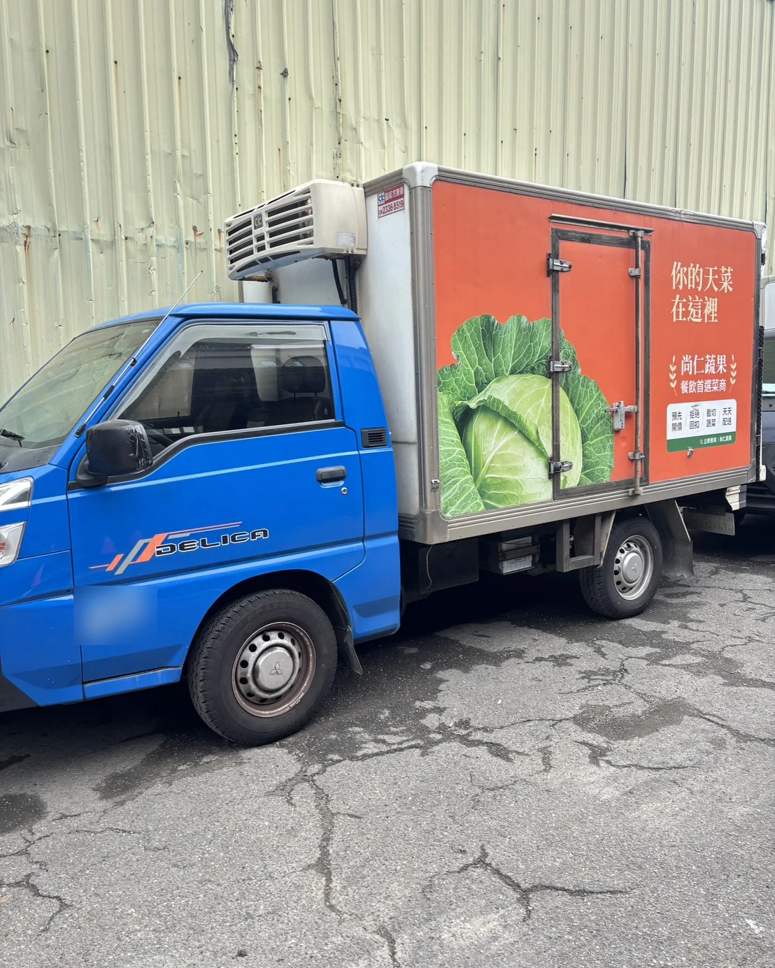 尚仁蔬果低溫配送車,車廂上方裝有冷凍機